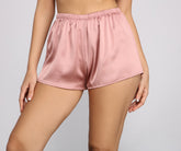 Träume von luxuriösen Pyjama-Shorts aus Satin