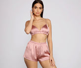 Träume von einem luxuriösen Pyjama-Bralette aus Satin