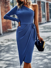 Robe ceinturée à une épaule et détails plissés