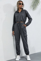 Set aus kurzem Sweatshirt mit Kordelzug am Saum und Cargo-Jogginghose