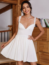 Robe trapèze croisée en dentelle épissée