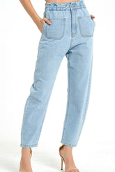 Jeans mit Paperbag-Taille und Tasche in voller Größe