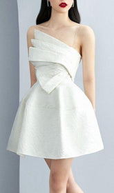 Mini-robe à bretelles en blanc