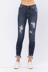 Mittelhohe Skinny-Jeans mit Shark Bite-Muster und zerstörtem Saum
