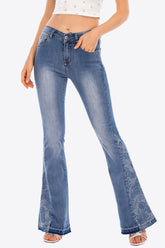 Schlagjeans mit gespleißtem Saum in voller Größe