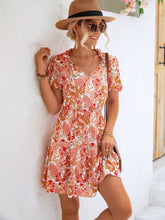 Robe fleurie à volants et manches bouffantes