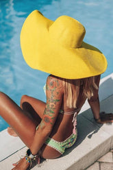 Chapeau à large bord en paille jaune