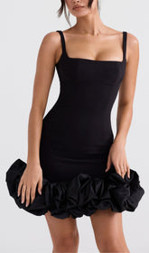 Schwarzes Kleid mit Rüschensaum