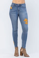Orangefarbene Skinny-Jeans mit mittelhohem Bund und Blumen-Patch in voller Größe