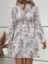 Robe fleurie à col noué et taille froncée