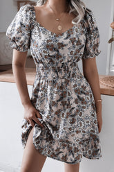 Robe fleurie à manches bouffantes et taille froncée