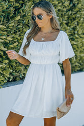 Mini-robe à manches bouffantes et détails élastiques