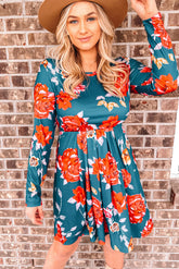 Robe plissée à manches longues et motif floral