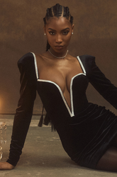 Robe courte décolletée en velours et cristaux