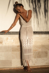 Überwurfkleid aus Häkelstrick mit Quastensaum