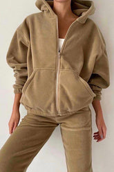 Ensemble de sport avec veste à capuche zippée et pantalon de survêtement