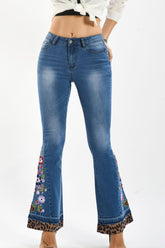 Schlagjeans mit Leoparden-Blumenstickerei in voller Größe