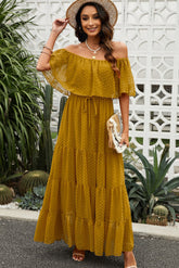 Robe longue à pois et épaules dénudées