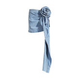 Asymmetrischer hoch taillierter Denim-Minirock mit drapierter Blumen-Corsage