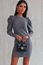 Geripptes Kleid mit Puffärmeln und Knopfmanschetten