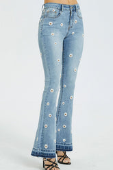 Jeans in voller Größe mit Schlaghose, Stickerei und offenem Saum