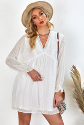 Robe courte à volants et manches longues à pois suisses