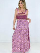 Robe longue fleurie sans manches à volants et fronces roses