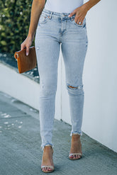 Hell gewaschene Skinny-Jeans im Distressed-Look mit Taschen