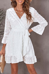 Robe à volants et à volants avec ceinture nouée à pois suisses