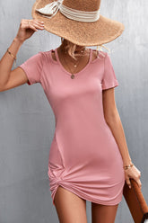 Robe courte à découpes et encolure dégagée torsadée