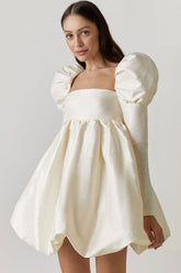 Robe babydoll mini en satin soyeux à col carré et manches bouffantes - Beige