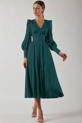 Robe chemise mi-longue boutonnée en satin soyeux à col en V et manches bouffantes - Vert foncé