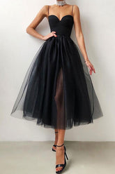 Robe de cocktail mi-longue ajustée et évasée en satin soyeux sans manches à décolleté en cœur - Noir