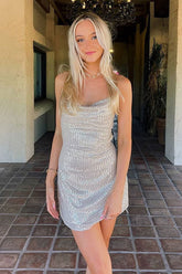 Funkelndes, rückenfreies, überkreuztes, Pailletten-Minikleid mit Wasserfallausschnitt - Champagner