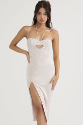 Robe de cocktail mi-longue fendue en satin avec découpes et col licou - Blanc