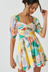 Robe d'été courte à manches bouffantes et à volants, motif tie-dye arc-en-ciel - Multicolore