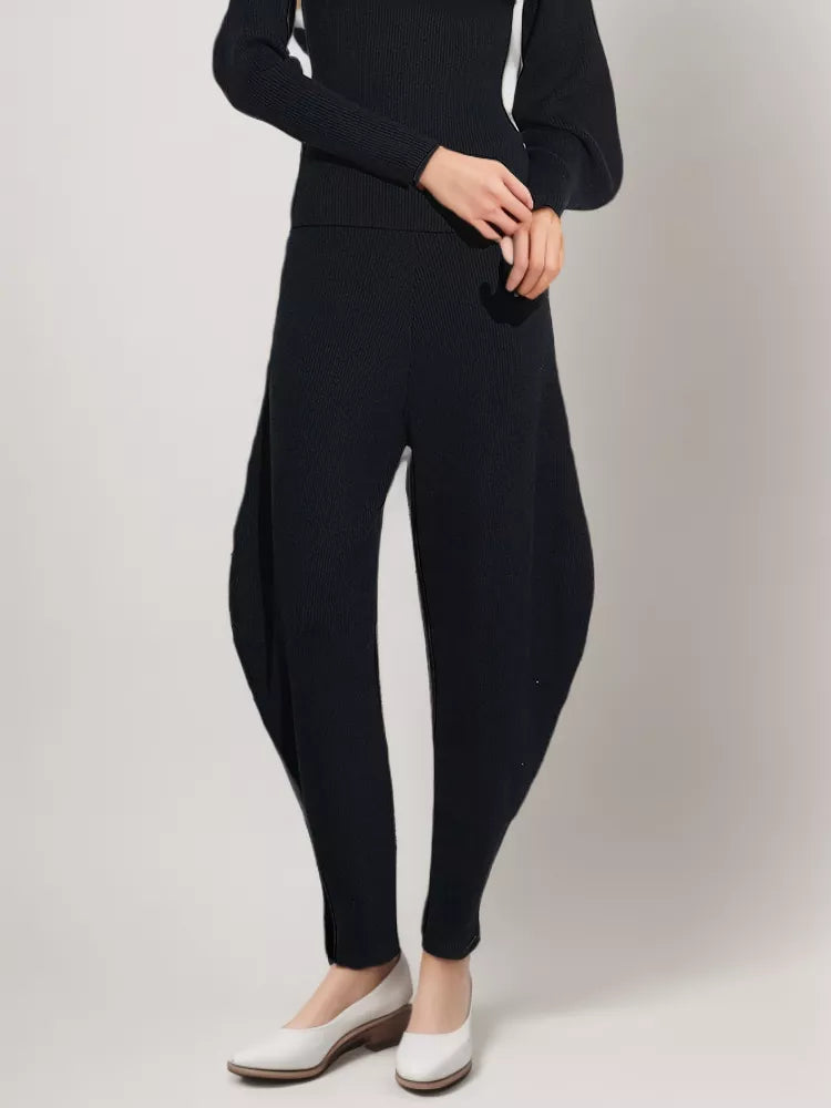 Knitting Minimalist Pants For Latern Trousers