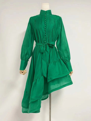 Kleid mit unregelmäßigen Trägern