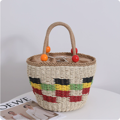Sac de paille tissé portable en perles de bois mignon, sac de plage à carreaux de couleur fraîche, panier de pique-nique aux fruits à la main 