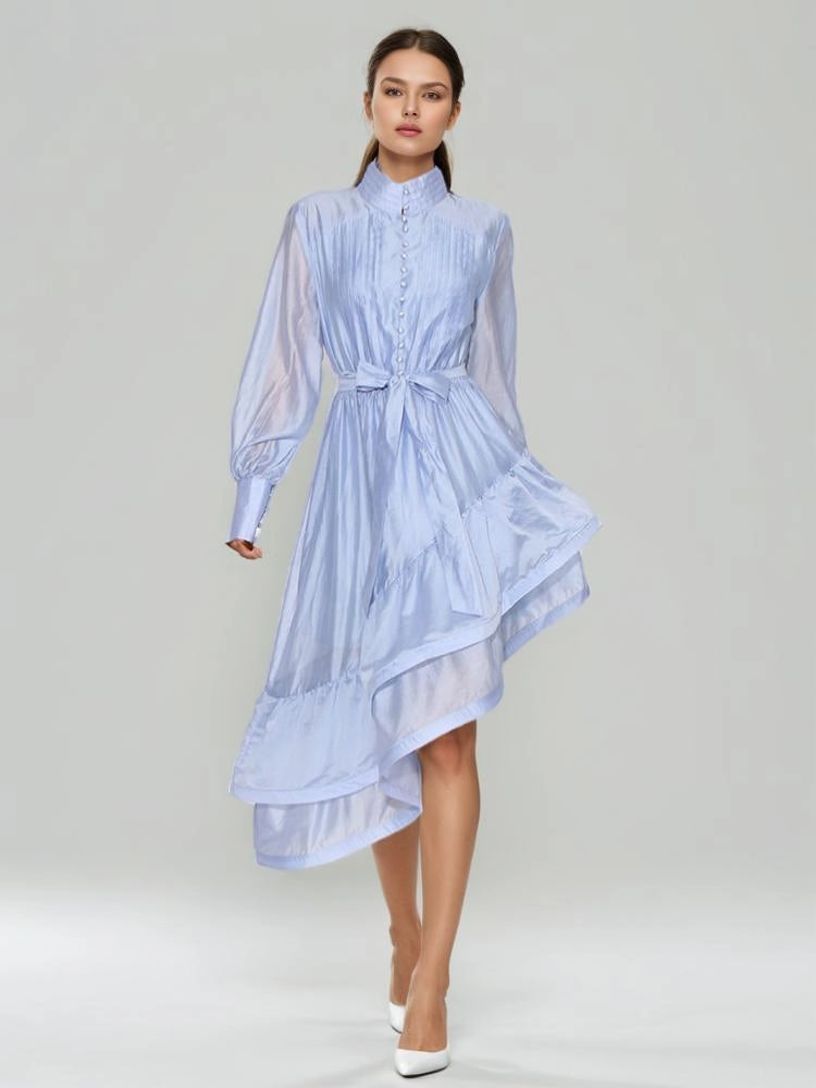 Kleid mit unregelmäßigen Trägern