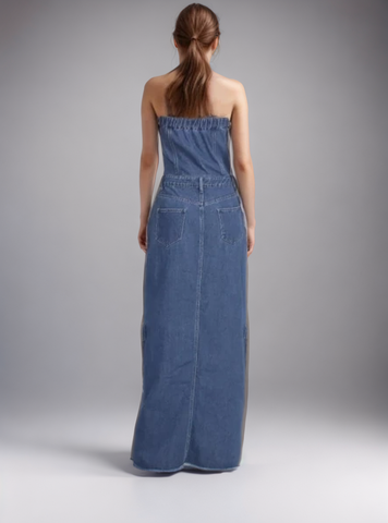 Trägerloses Maxikleid aus Denim mit Schlitz am Rücken