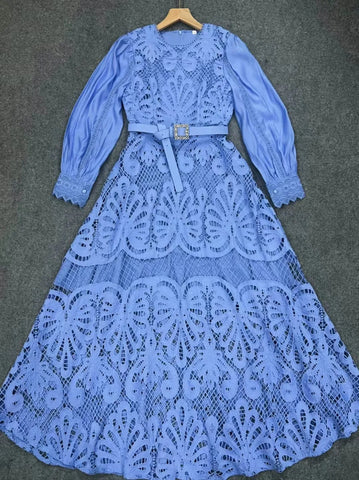 Langärmliges Kleid mit Rundhalsausschnitt und Stickereien aus schwerer Spitze bis zur Taille