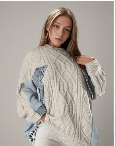 Aprikosenfarbener Pullover mit Patchwork-Zopfmuster und Kordelzug aus Denim