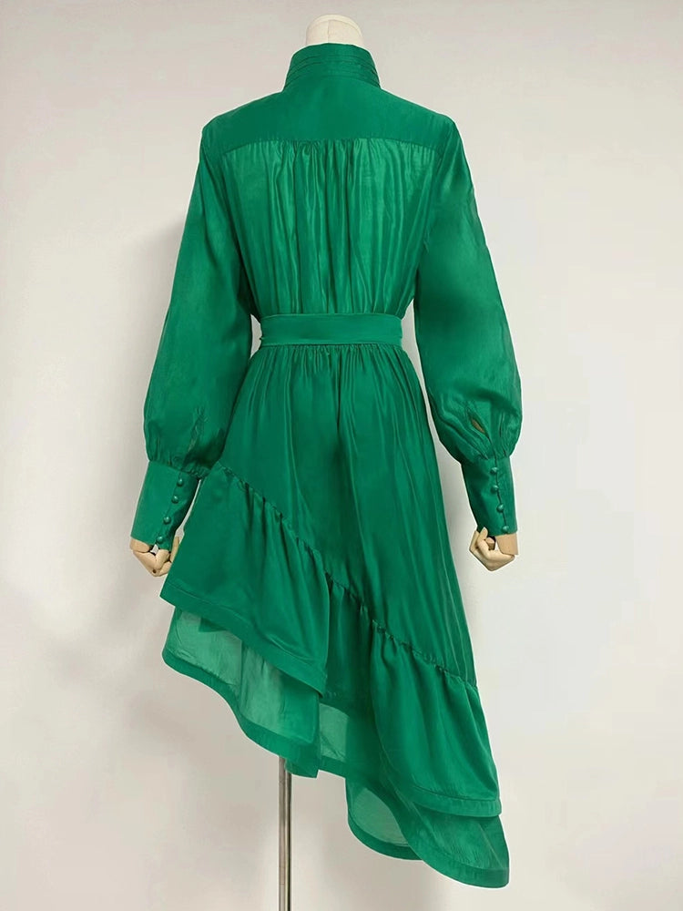 Kleid mit unregelmäßigen Trägern