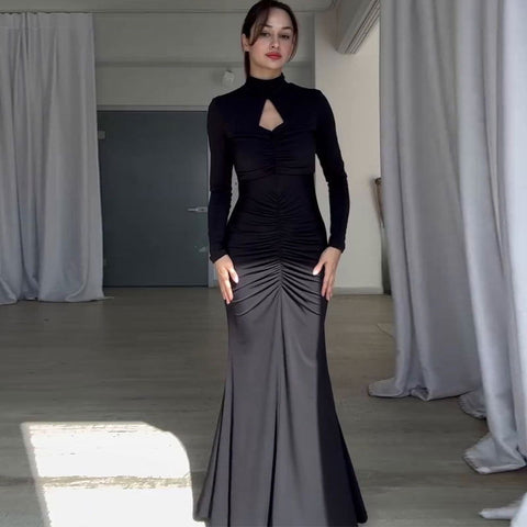 Schmal geschnittenes, freiliegendes Rückenteil, enge Hüfttasche, spezielles Kleid