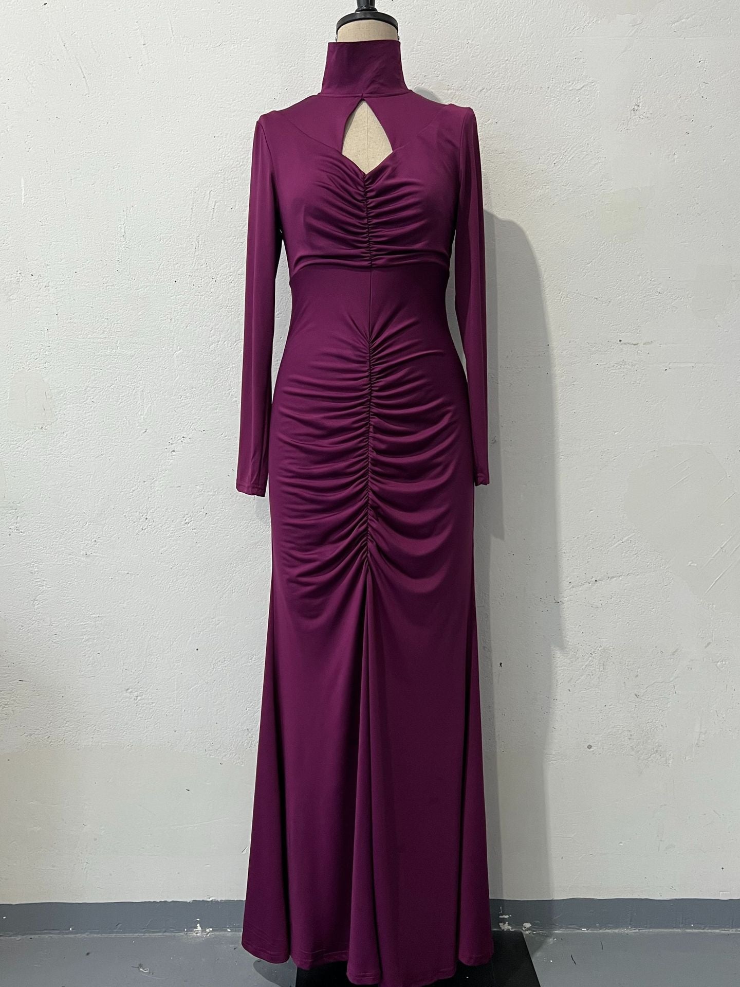 Schmal geschnittenes, freiliegendes Rückenteil, enge Hüfttasche, spezielles Kleid