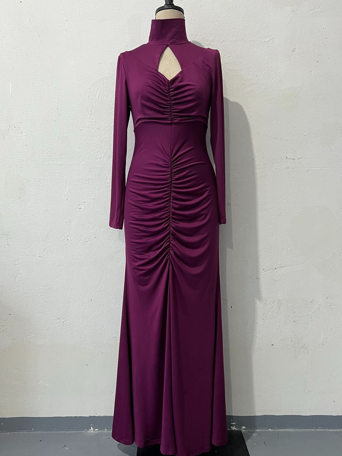 Schmal geschnittenes, freiliegendes Rückenteil, enge Hüfttasche, spezielles Kleid