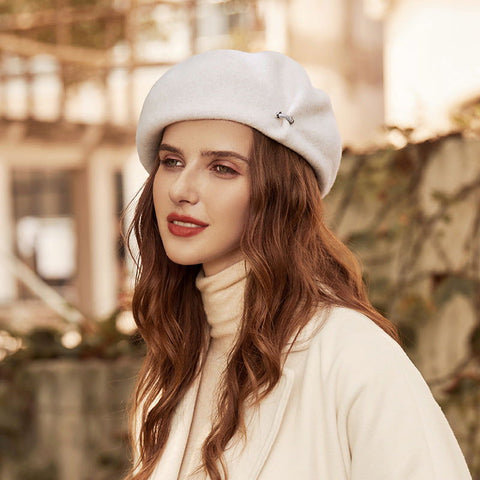 Béret en laine couleur unie extérieur décontracté visage montrant petit chapeau champignon 