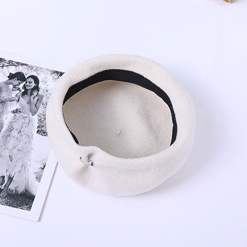 Béret en laine couleur unie extérieur décontracté visage montrant petit chapeau champignon 