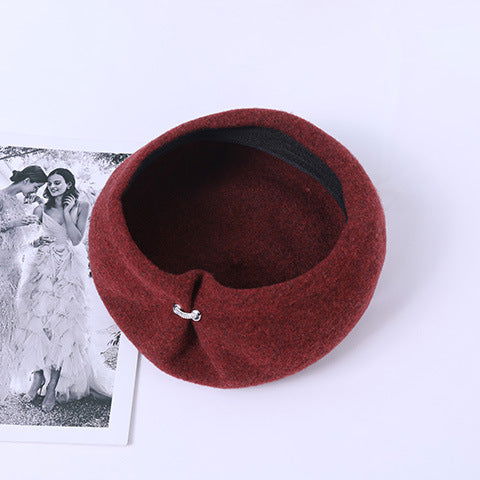 Béret en laine couleur unie extérieur décontracté visage montrant petit chapeau champignon 